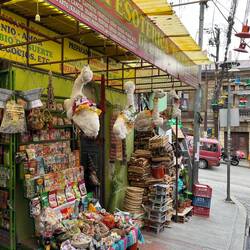Etwas creepy sind die an den Läden rumhängenden Llama-Babys