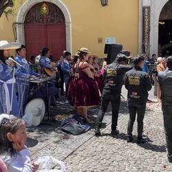 Wir laufen bei einer bolivianischen Hochzeit vorbei