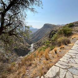 Unser erster Stopp ist eine Schlucht, in der Saison-bedingt viel Wasser fließen kann