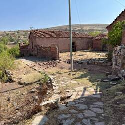 Wir marschieren an alten, teilweise verlassenen Gebäuden vorbei