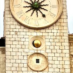 Eine der ersten Uhren mit numerischer Anzeige aus dem 15. Jahrhundert (mit Mondphase).