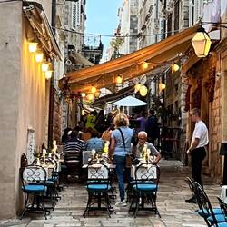 Eine Restaurant hinter dem anderen.