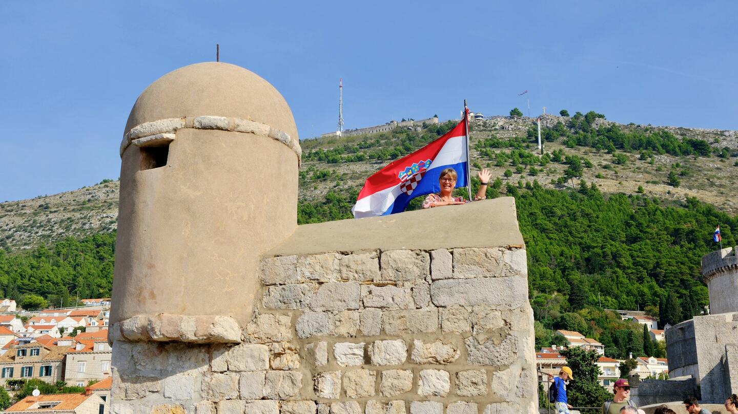 Petra und die kroatische Flagge winken.