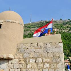 Petra und die kroatische Flagge winken.