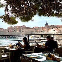 Mittagspause - Petra bestand auf Blick, Wolfgang auf Nudeln mit Pistazien (hier eine Spezialität)