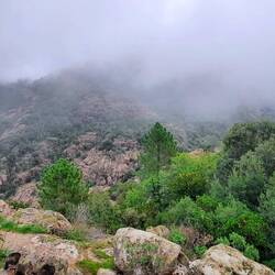 Überall hängen die Wolken in den Bergen.