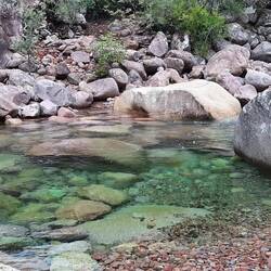 Wasser glasklar. Läd zum Baden ein.