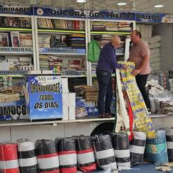 Der Marktschreier, statt Fisch oder Blumen gibt's Tischdecken und Socken. In Deutschland undenkbar