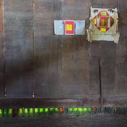 Typisch für H'mong Haus ist diese " geweihte" Wand. Sie symbolisiert den Altar.