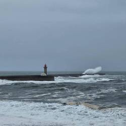 Veel foto's en filmpjes van de golven op deze plek gemaakt, enjoy!