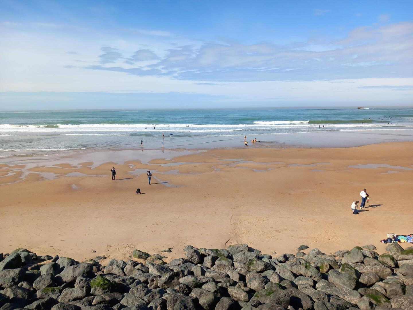 La plage à marée basse.