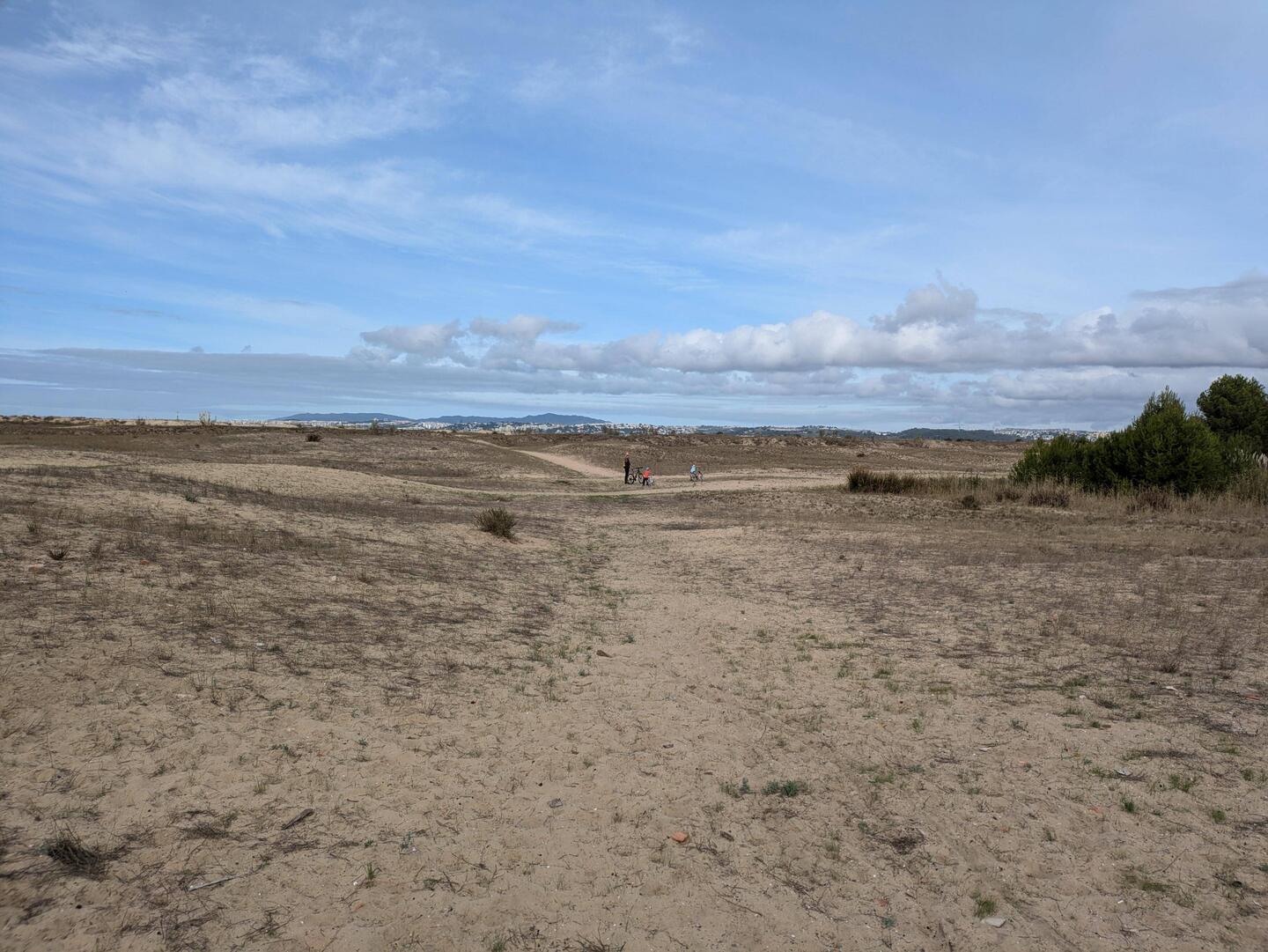 Papa hat mal wieder ne Abkürzung rausgesucht - super Radweg! 👍🏼🙄
