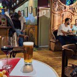 Had a couple of drinks in this nice little bar.