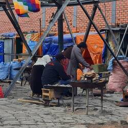 Schamanenritual: Verbrennung von Gegenständen