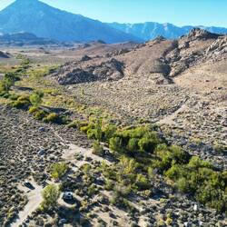 Camp am grünen Bachlauf in der Wüste