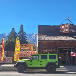 Wie im Western...nur mit grünem Jeep statt Pferd