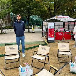 Regenschirme, Leselampen bei der Open Library