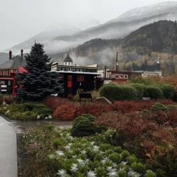 Hier sieht's aus wie in einer Spielzeugeisenbahn- Landschaft, finde ích