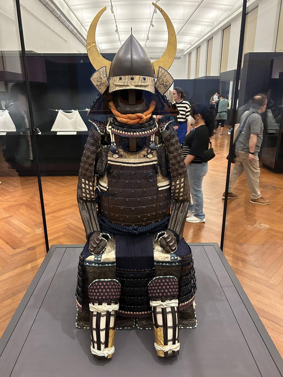 Armour:Leather,iron,scales,lacquer. 6pcs:Helmet,Mask,Chest,Sleeves,Shin,Thigh. Set weighs 25-45 lbs.