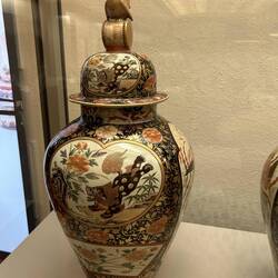 Artist, Ninsei, went on to perfect a technique of decorating ceramics with vivid multicolour enamel.