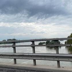 Der Po führt sehr viel Wasser, die umliegenden Felder sind überschwemmt.