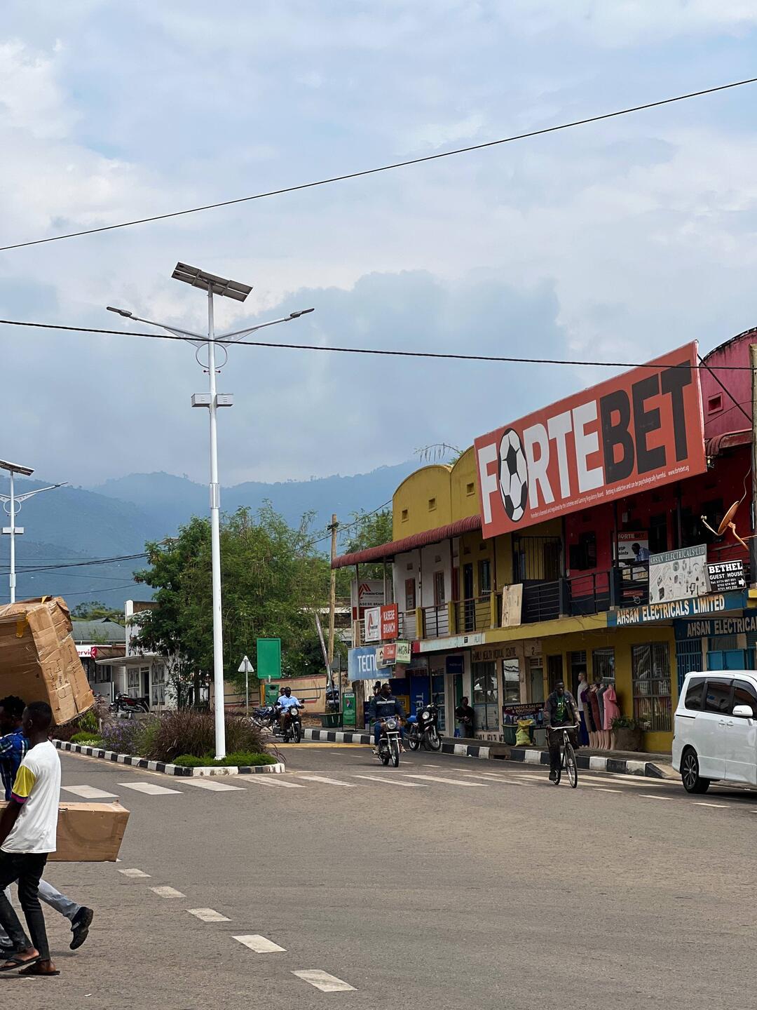 Einkaufsläden an der großen Straße in Kasese.