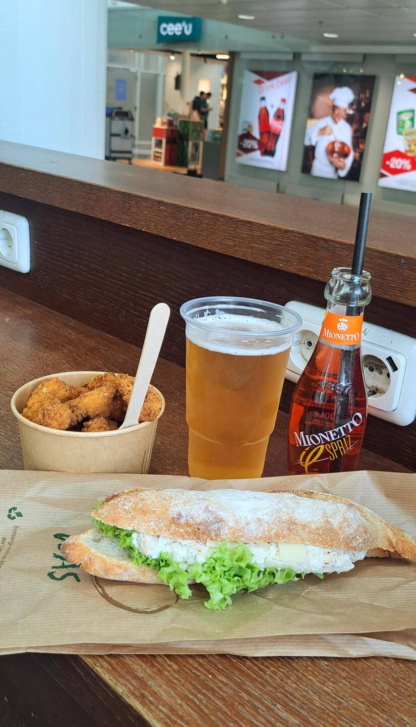 Mittagessen am Flughafen