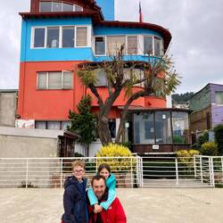 Devant la maison La Sebastiana de Pablo Neruda
