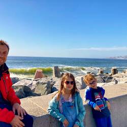 Devant l'océan Pacifique