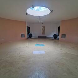 Der Yogaraum ist riesig mit Oberlicht...