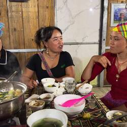 Links die Gastgeberin, Sin's Frau Lu