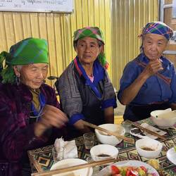 In der Mitte Sinˆs Mutter