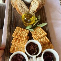 Mittagssnack mit Oliven, Olivenöl und Jam und Chutney aus Oliven