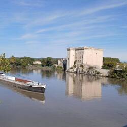Floden Rhône med det gamle slot i Tarascon i baggrunden