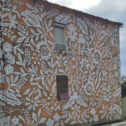 ...sicher viel Arbeit gewesen, diese Hausbemalung. 🤔