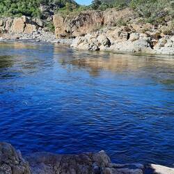 Hier ist sonst in der Mitte eine kleine Insel. Die ist jetzt überflutet.