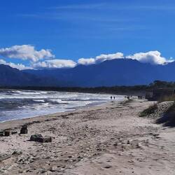 Der Strand ist leer. Viele Surfer heute unterwegs.