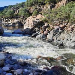 Oder hier. Sonst konnte man zwischen den Felsen durchschwimmen. Aber nicht bei dieser Strömung.