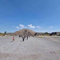 D Mondpyramide bestoht us 7 überenander baute Pyramide.