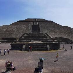 D Sunnepyramide isch die drittgrössti Pyramide vo dr Wält und 65m hoch.