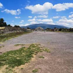 D Mondpyramide isch nach dr Kontur vom Berg Cerro Cordo hindedra baut worde.