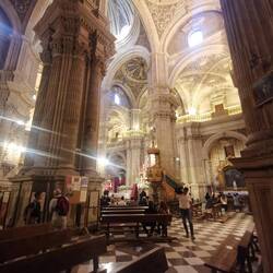 Die Kathedrale hatte schon zu, aber in der angebauten Kirche Sagrario war noch Gottesdienst