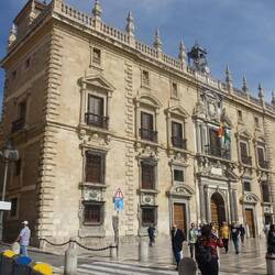 Der zentrale Plaza Nueva mit einem Gerichtsgebäude