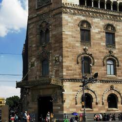 Palacio de Correos de México. Die Post isch 1907 baut worde und no immer in Betrieb.