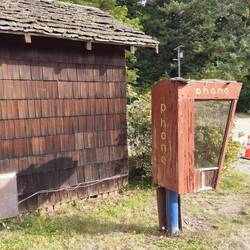 Auch diese Telefonzelle ist über 1.500 Jahre alt