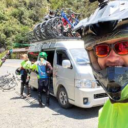 Die Räder werden in unser Begleitfahrzeug verladen, das uns zum Start der Death Road bringt