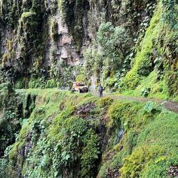 Ein paar wenige Autos sind auf der Strecke unterwegs
