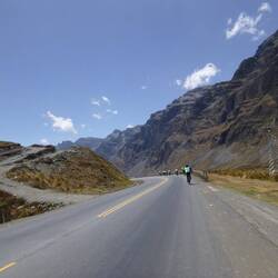 Zunächst fahren wir eine kurvige asphaltierte Straße bergab