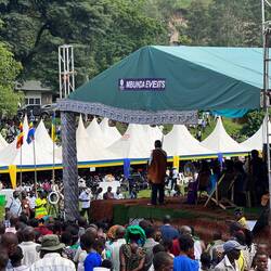 Die königliche Familie und ein traditioneller Sperrträger