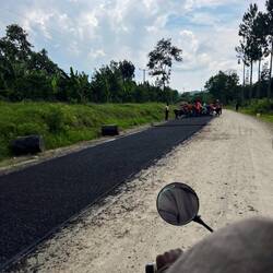 Die große Straße zum Projektgebiet wird geteert.